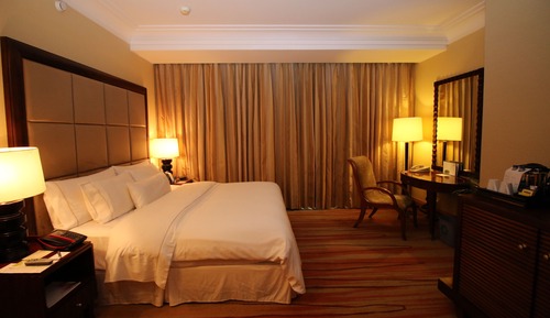 Junior Suite, 1 King Bed, City View, Poolside