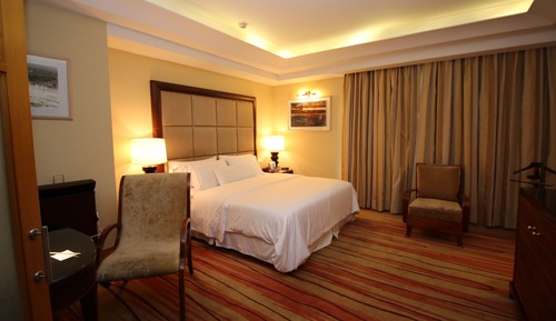 Executive Suite, 1 King Bed, City View, Poolside