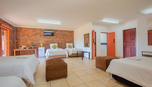 Family Room, Multiple Beds, Garden View