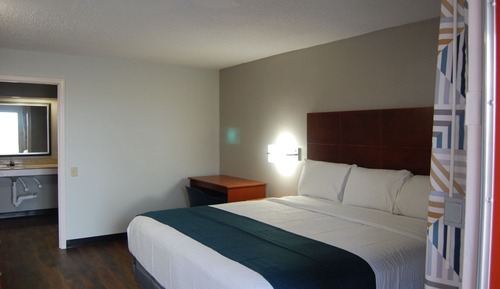 Deluxe Room, 1 King Bed, Smoking, Refrigerator & Microwave