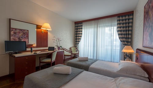 Double Room (Green)