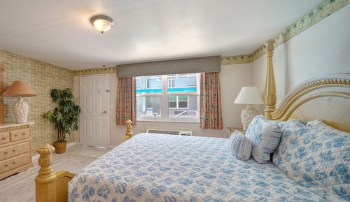 Basic Room, 1 King Bed