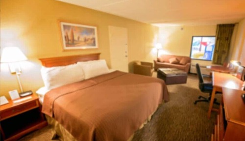 Suite, 1 King Bed, Pool View