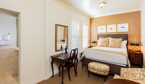 Standard Room, 1 Queen Bed