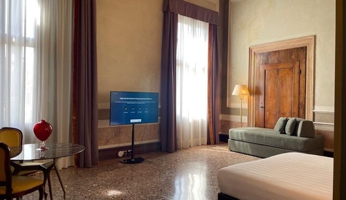 Superior Suite, Canal View