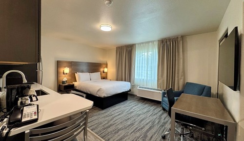 Standard Room, 1 Queen Bed, Accessible, Kitchenette