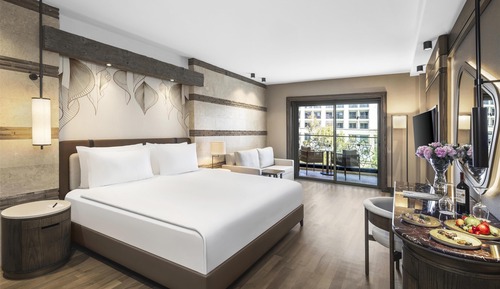 Suite, 1 King Bed, Golf View