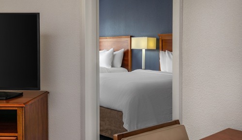 Suite, 1 Bedroom (Mobility/Hearing Access, Roll-In Shwr)