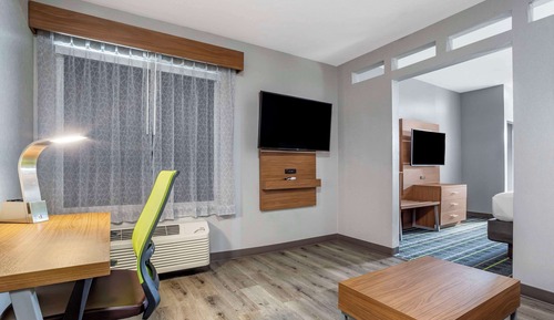 Suite, 1 King Bed, Accessible, Non Smoking