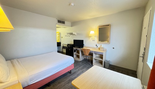 Deluxe Room, 1 Queen Bed, Non Smoking, Refrigerator & Microwave