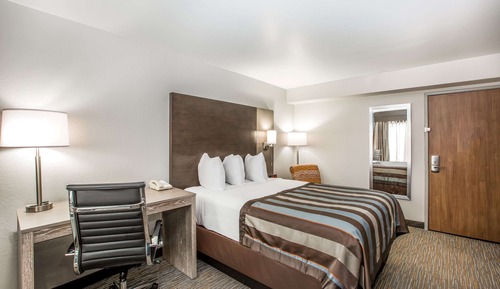 Deluxe Room, 1 Queen Bed, Non Smoking (Highway Facing)