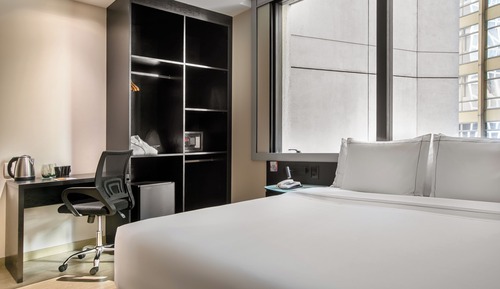 Accessible Deluxe Room Queen-Size Bed