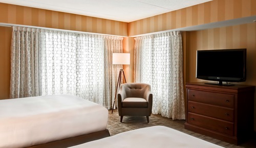 One Bedroom Suite, 2 Queen Beds with Sleep Sofa, River View