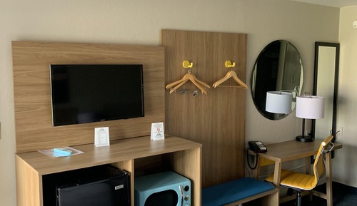 Deluxe Room, 1 Queen Bed, Non Smoking