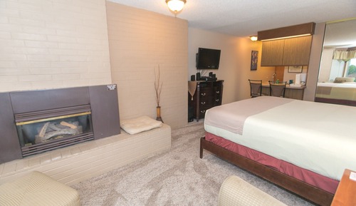 Standard Studio, 1 King Bed, Kitchenette, Pool View (Studio Unit- Room 202-No Pets)