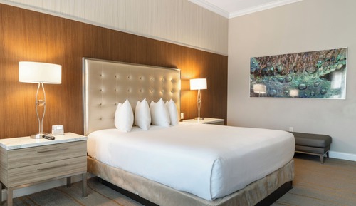 Deluxe Room, 1 King Bed, Pool View