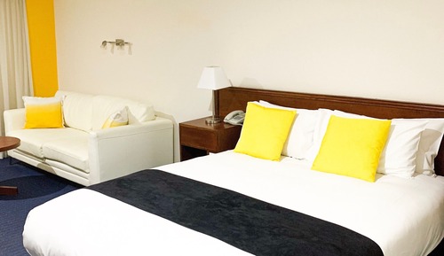 Deluxe Queen Room with Bush View