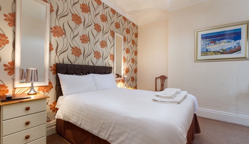Superior Double Room, Bathtub