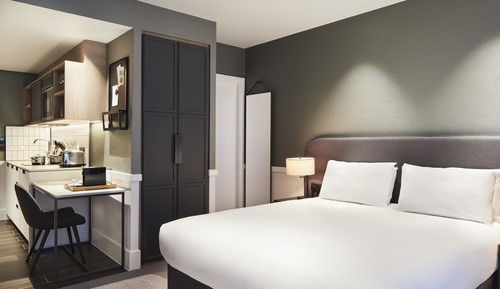 Studio, 1 Queen Bed, Kitchen