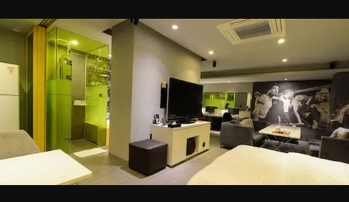 Suite (mixed gender of adults not allowed)