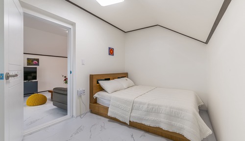 Room (Lilac)