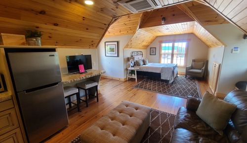 Luxury Studio Suite, 1 Queen Bed, Kitchen, Mountain View