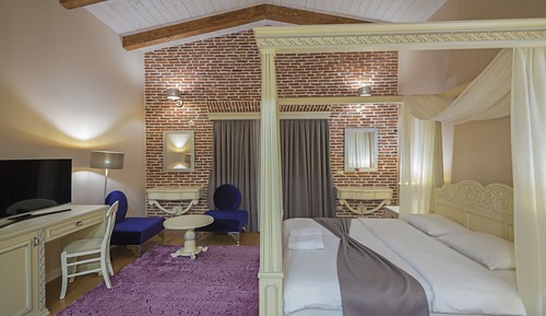 Superior Suite, 1 King Bed, Garden View