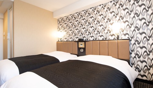 Twin Room, Smoking