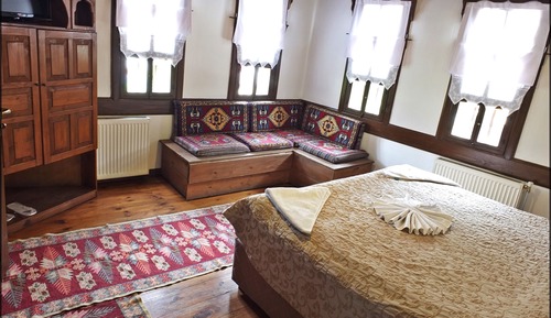 Double Room, Corner