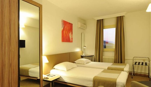 Double Room, Corner