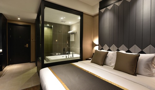 Deluxe Queen Bed