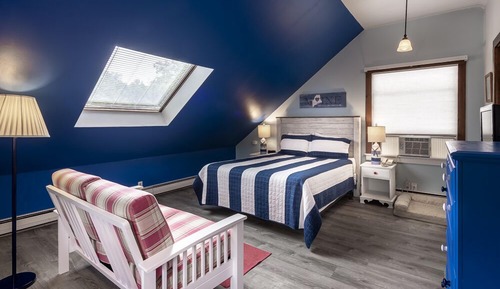 Pet Friendly Studio, 1 queen bed, Kitchenette