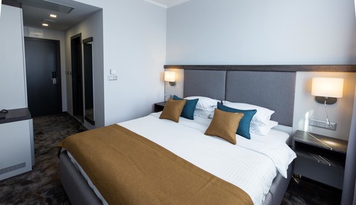 Standard Room, 1 King Bed, Balcony, Pool View