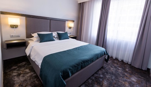 Standard Room, 1 King Bed, Balcony, Pool View