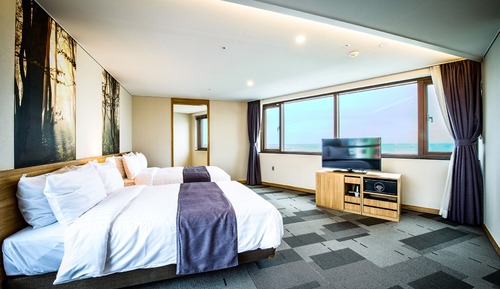 Panorama Ocean Family Suite - Breakfast for 1 + 2 Draft Beers