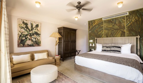 Deluxe Room, 1 King Bed, Pool View