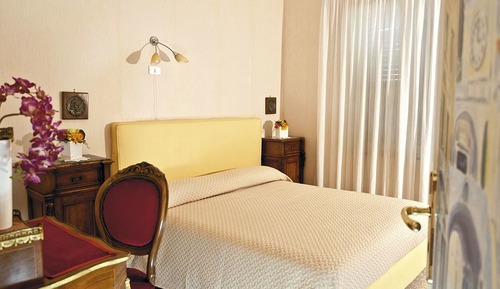Comfort Room, Garden View