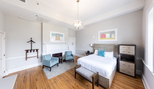 Deluxe Room, 1 Queen Bed, Bathtub