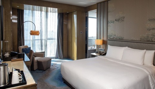 Superior Room, 1 Queen Bed, City View