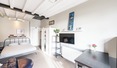 Deluxe Studio, 1 Queen Bed