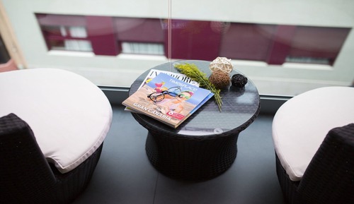 Studio, Balcony
