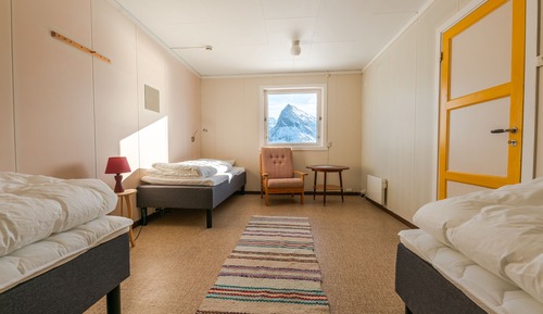 Basic Room, 2 Twin Beds, Shared Bathroom