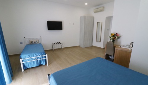 Quadruple Room, Balcony (Marina Grande)