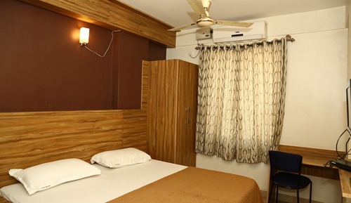 DELUXE AC ROOM