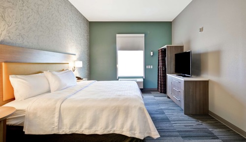Suite, 1 King Bed, Accessible, Bathtub