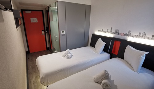 Standard Twin Room with Window