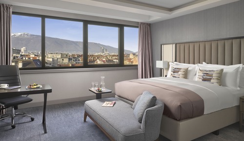 Classic Room, 1 King Bed, Club Lounge Access, Mountain View