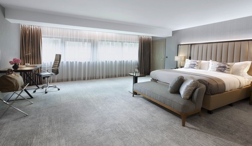 Classic Room, 1 King Bed, Accessible Bathtub