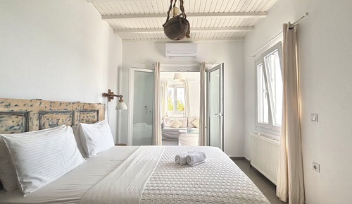 Two-Bedroom Apartment with Large Private Pool and Sea View