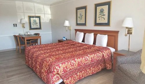 Basic Room, 1 King Bed, Accessible, Smoking